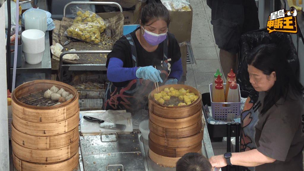 $10/8粒的豬肉燒賣、魚肉燒賣新鮮出爐，熱騰騰配上秘製豉油、辣油深得食客芳心。