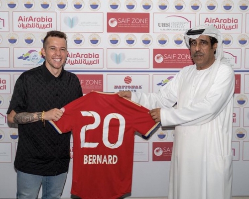 班納特（左）周五正式加盟阿聯酋球隊FC沙迦。網上圖片