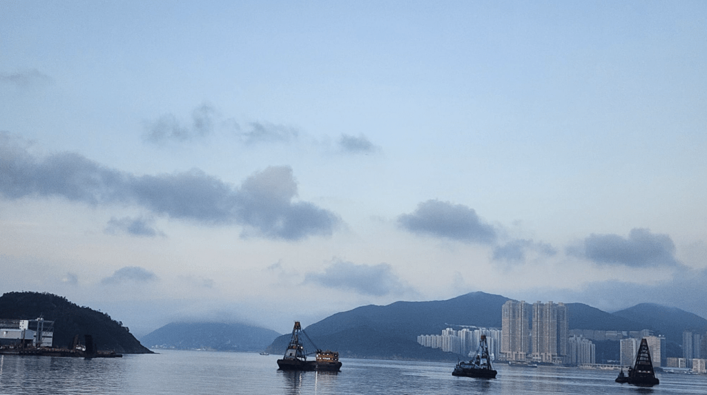 本港地區今日大致天晴。日間酷熱，市區最高氣溫約33度，新界再高一兩度。