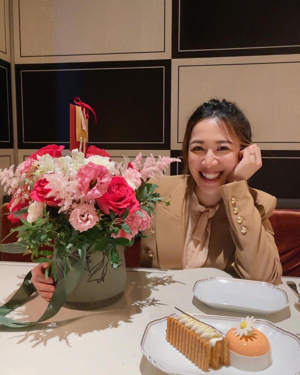岑杏賢最新更新社交網也在放閃,笑容燦爛表示驚喜收花和甜品。