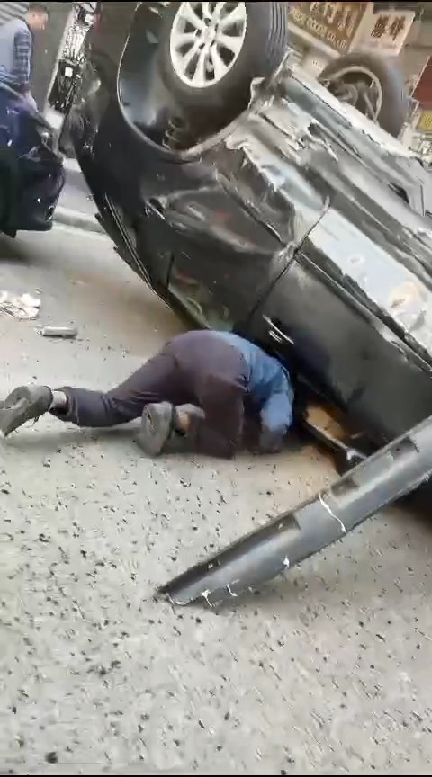 熱心途人嘗試將被困車內的司機救出。網上片段截圖