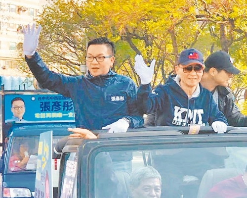 張彥彤(左一)已出院,而父親前議長張宏年(中)及母親、姐姐等3人仍住院治療。網上圖片