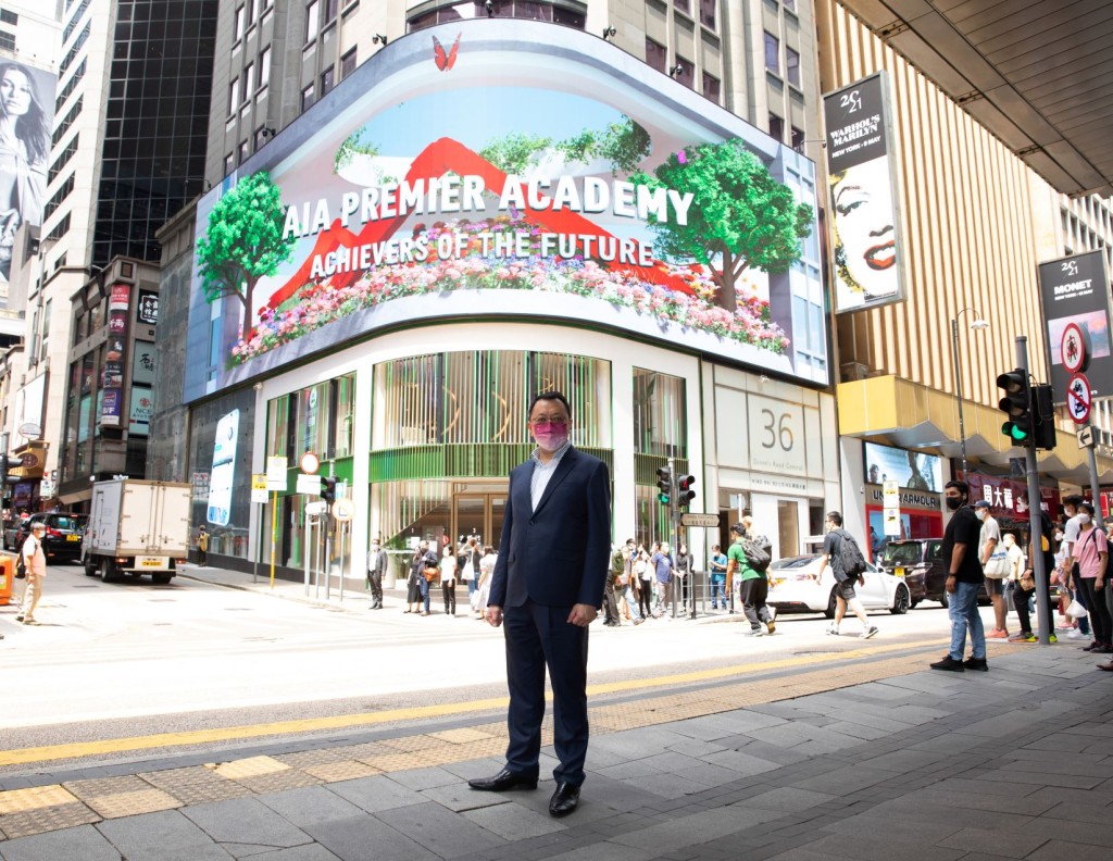 友邦香港及澳門首席營業官詹振聲介紹業界首個裸眼3D外牆廣告。