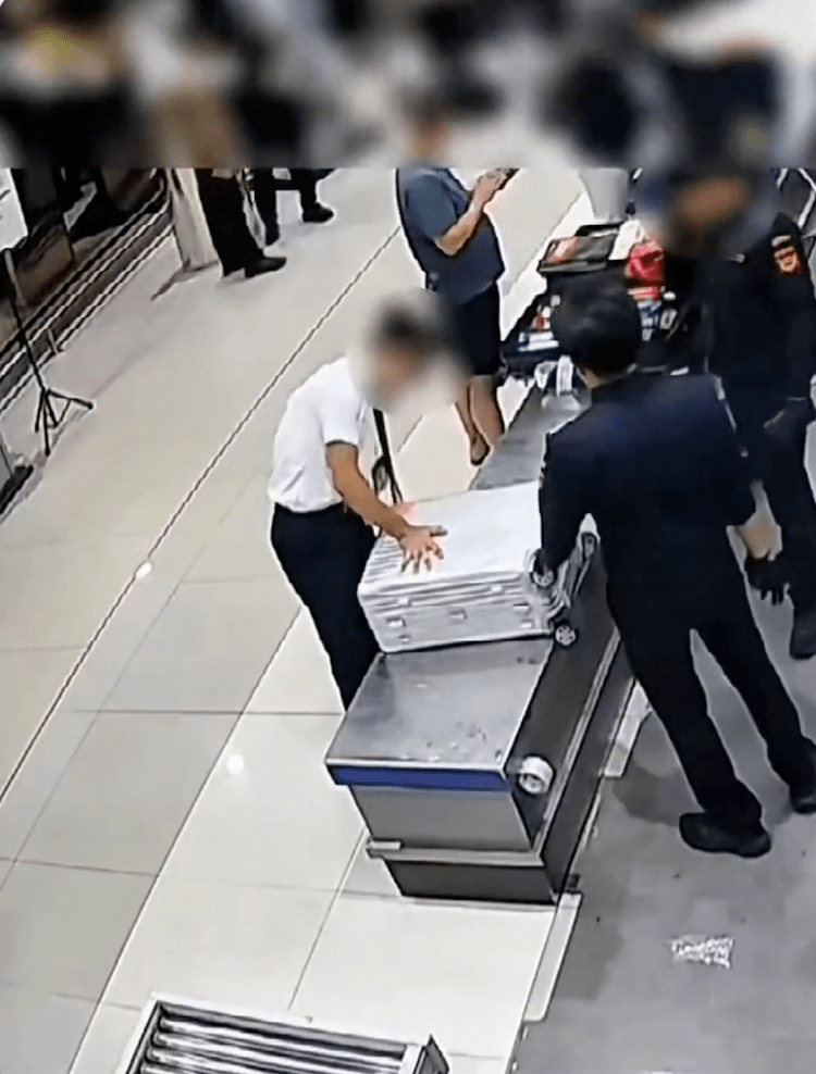 岂料最终仍被敏锐的海关人员拦下进行抽查。 岂料最终仍被敏锐的海关人员拦下进行抽查。