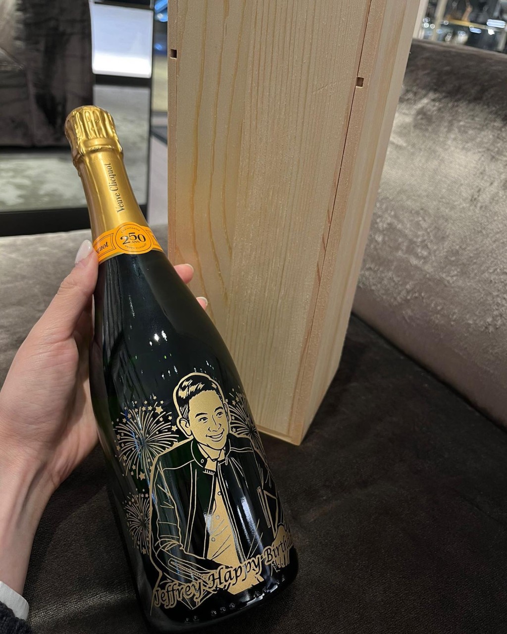 向展鹏近日于IG分享名牌Fendi送给他的专属香槟，香槟上更有向展鹏的样子，非常威水。
