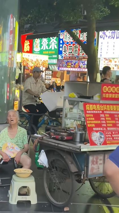 92歲蛋烘糕薛婆婆人出名脾氣又大，在網上有成都建設路話事人之名。抖音