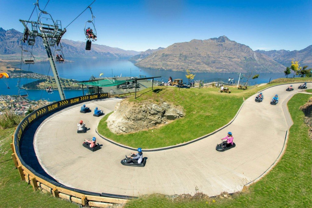 Skyline Luge（又名卡丁车）斜坡滑车在韩国非常流行，多个地方亦有得玩，是一种由山上顺坡而下的休闲运动。