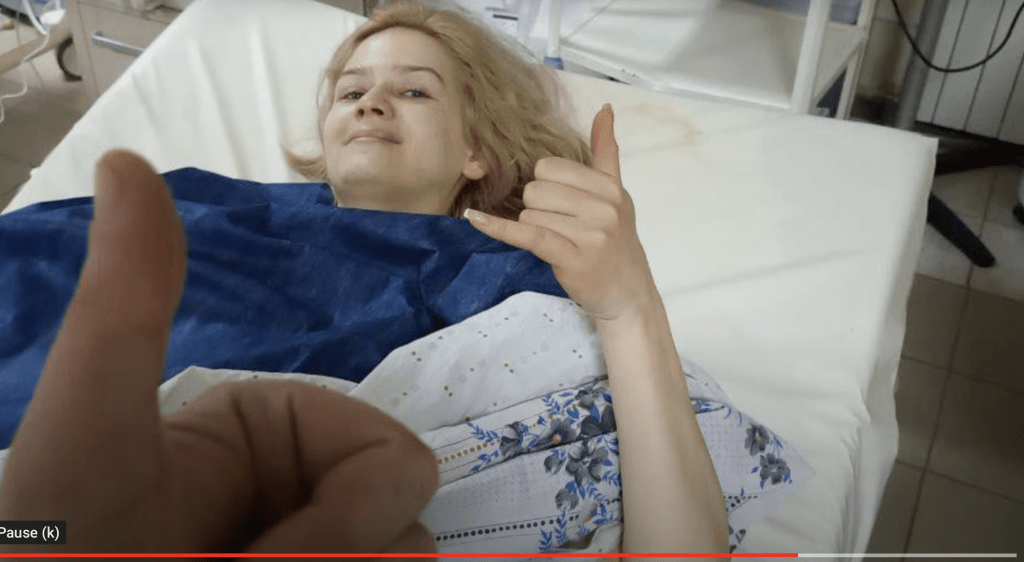 葉蘇科娃在醫院，顯示傷勢無大礙。