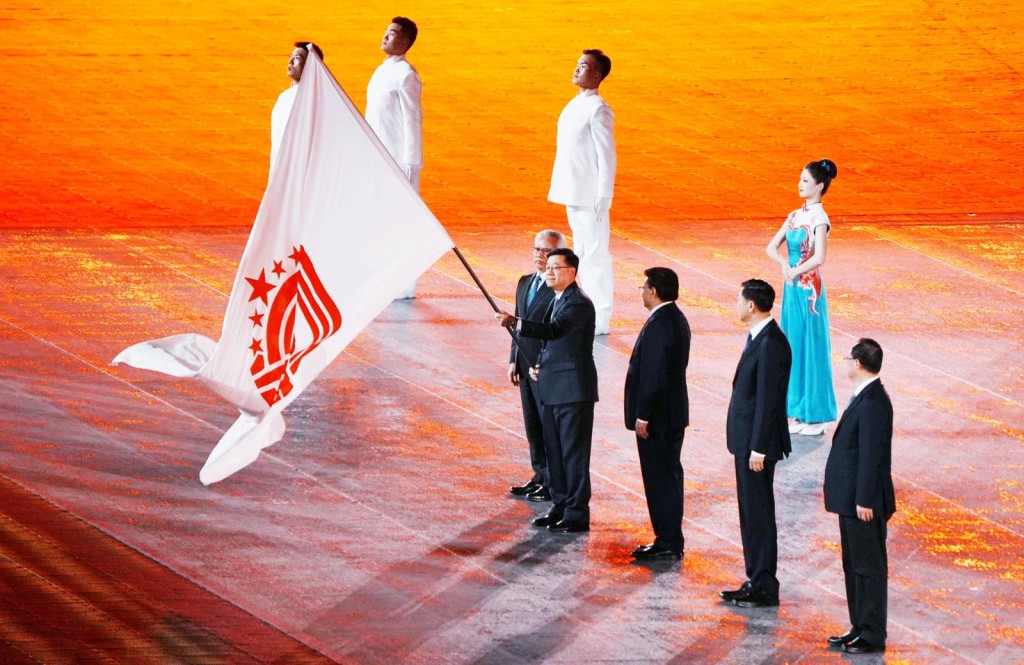 第十五屆全運會閉幕,李家超傳遞會旗。 汪旭峰攝 第十五屆全運會閉幕,李家超傳遞會旗。 汪旭峰攝