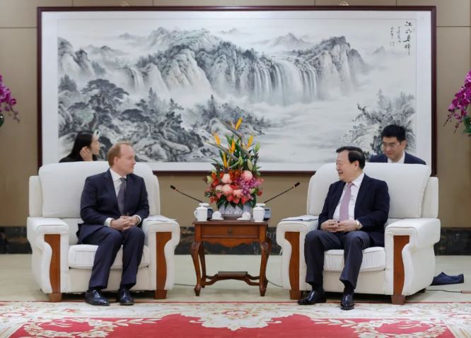  夏宝龙（右）今日在深圳会见英国太古集团行政总裁施铭伦（左）。