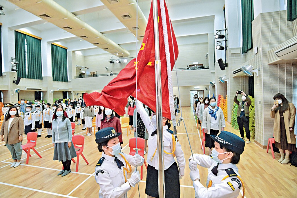 《施政報告》宣布，小學常識科分拆為人文科與科學科，2025/26學年起推行。 