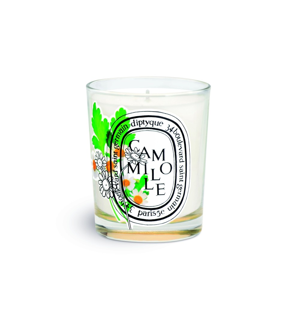Diptyque限量版洋甘菊香氛蜡烛/$690，馥郁纾缓且含有蜂蜜味的浸润精华，略带芳香气味，融合清新香调与紫罗兰叶的绿意粉香。