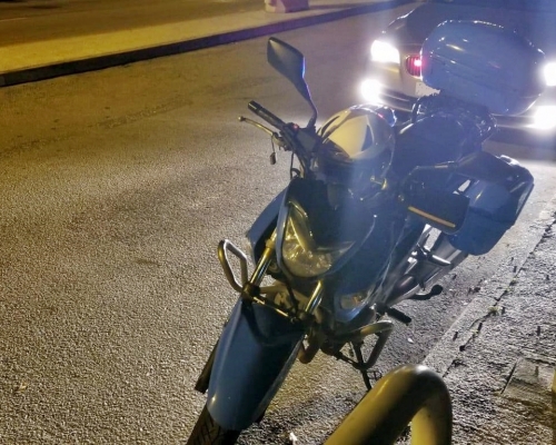 警方隐形战车于青山公路岭南段近妙法寺截停该辆电单车。警方提供