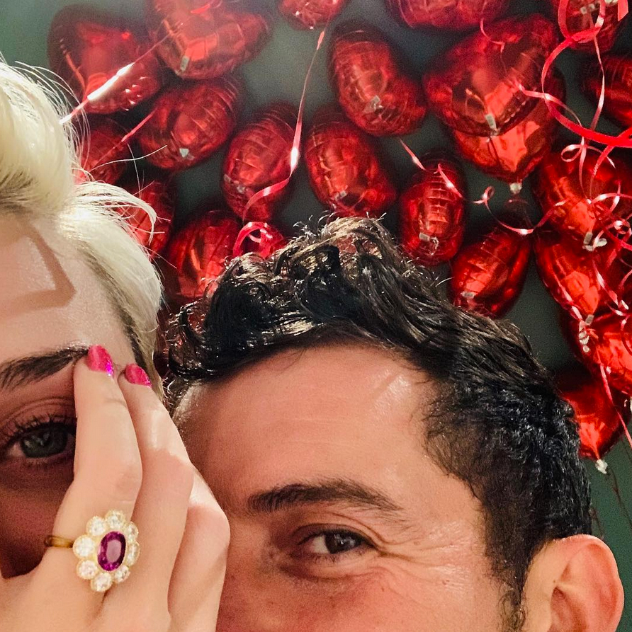 奧蘭多布林多於2019年情人節求婚成功,Katy Perry更在IG大晒花花造型訂婚鑽戒。 奧蘭多布林多於2019年情人節求婚成功,Katy Perry更在IG大晒花花造型訂婚鑽戒。