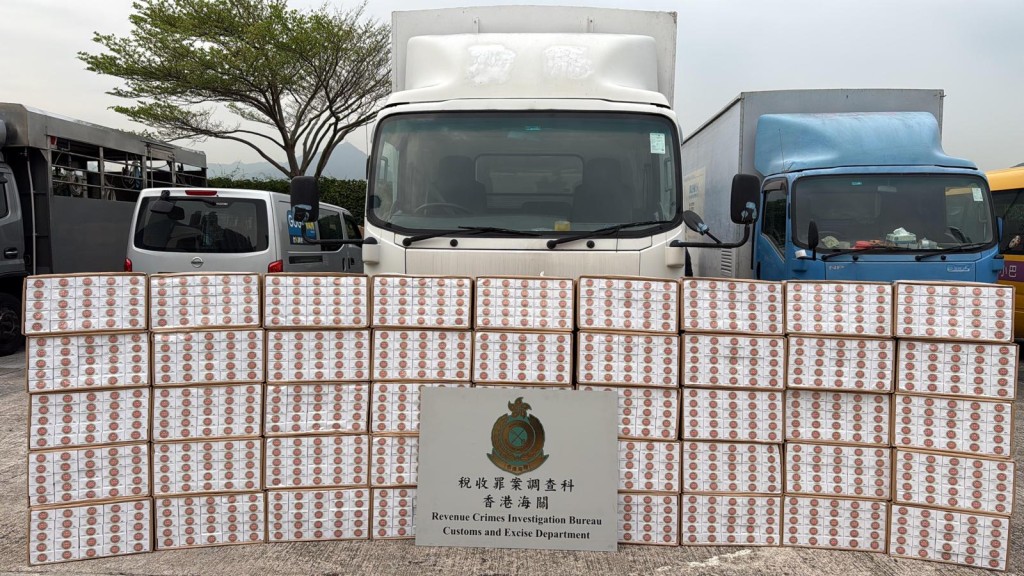 海關在兩輛貨車內發現280支私煙。