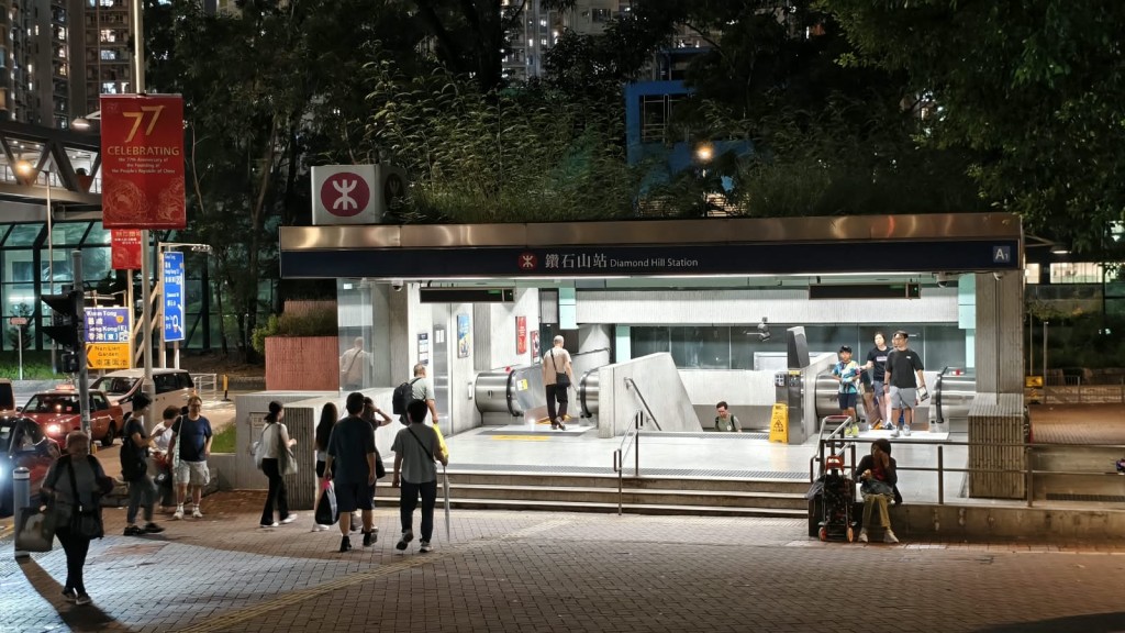 女子懷疑手持生果刀,由港鐵鑽石山站前往荷里活廣場。黃文威攝 女子懷疑手持生果刀,由港鐵鑽石山站前往荷里活廣場。黃文威攝