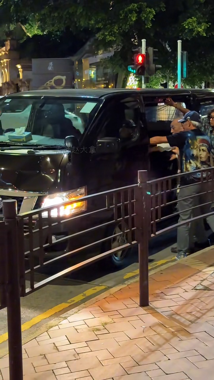 盧海鵬上車前要先扶着車子扶手。 盧海鵬上車前要先扶着車子扶手。