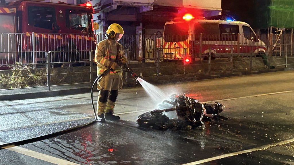 土瓜灣馬頭圍道電單車行駛中起火 鐵騎士棄車逃生 全車燒剩車架。蔡楚輝攝