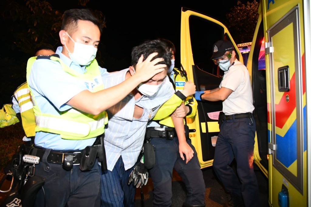 警員攙扶上救護車。