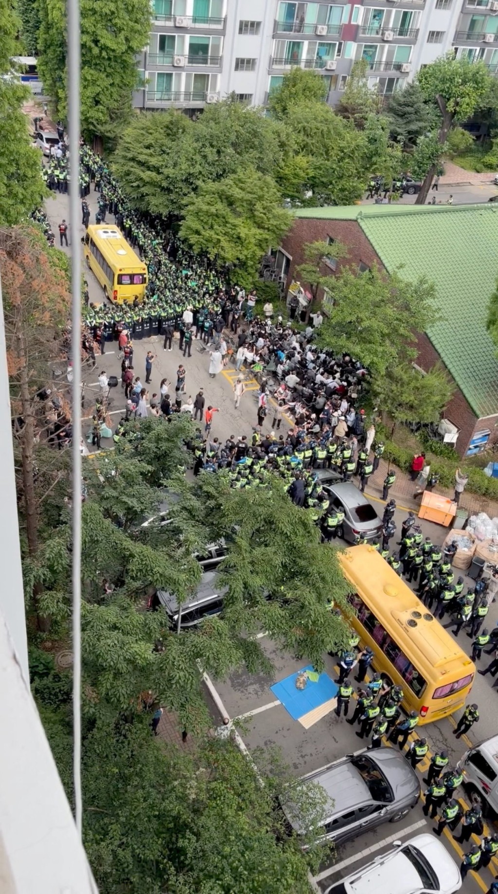 南韩地方选举部分票站选票不足导致投票中断,引发民众抗议。 路透社 南韩地方选举部分票站选票不足导致投票中断,引发民众抗议。 路透社