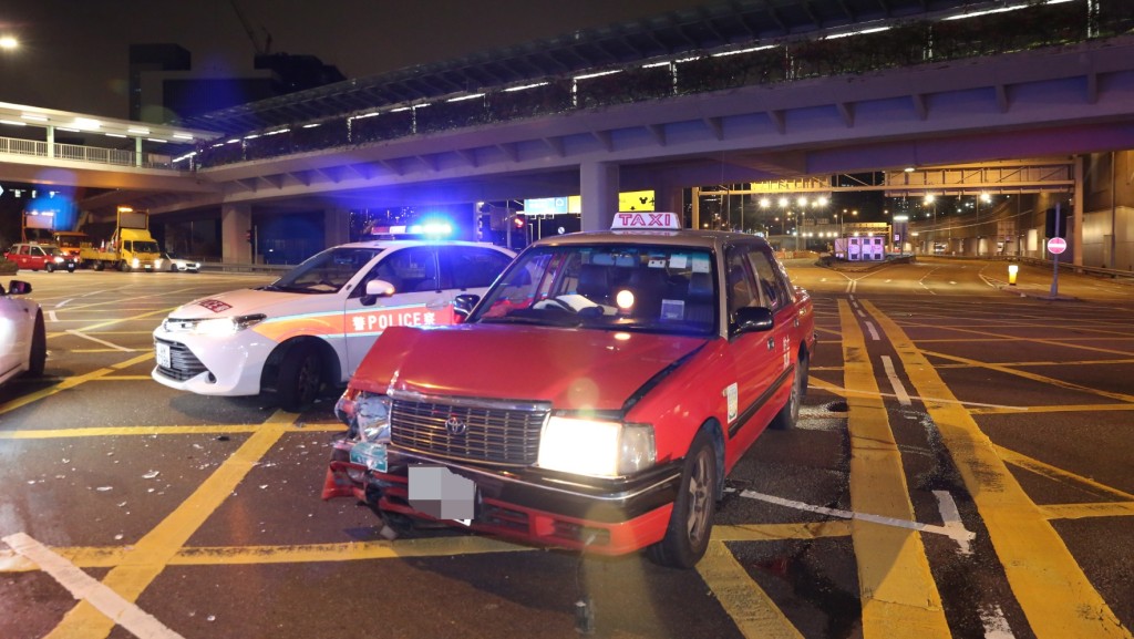 的士車頭損毀。