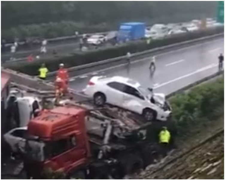 3人當場身亡貨車上一人及乘客一名受傷。