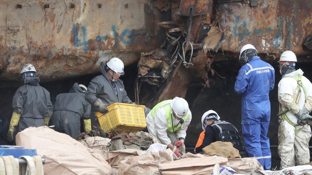 工作人員在船體搜尋遇難者骸骨。 美聯社資料圖