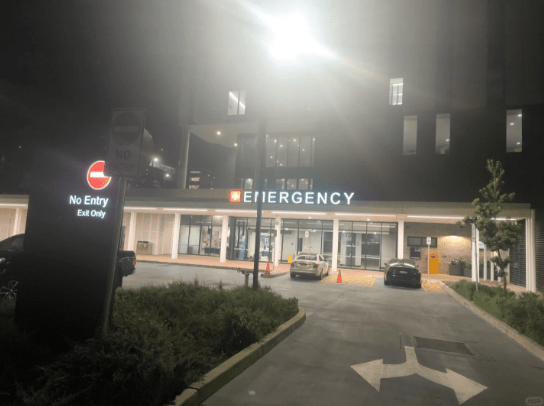 中国留学生快餐店遭露宿者掰断手指，负伤连夜开发AI工具助同侪。 小红书