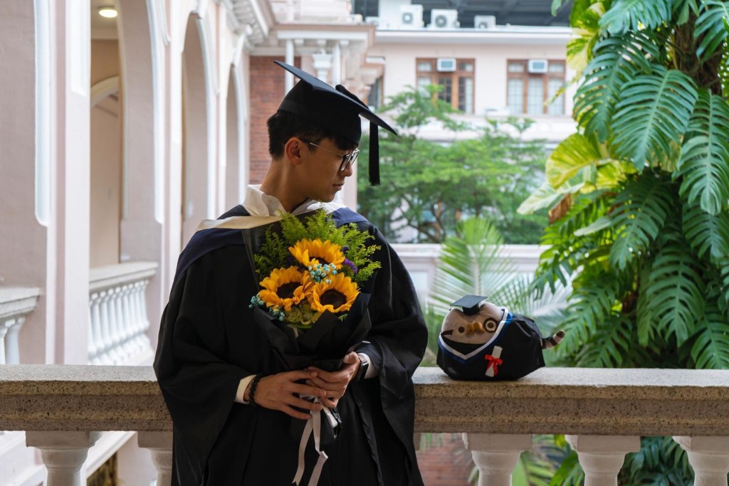 Steven於香港大學畢業。