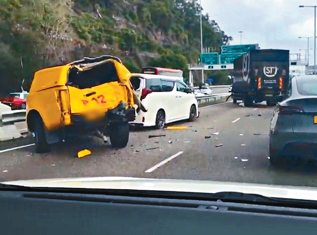 捱撞工程車車尾嚴重變形，一名青馬管制區男職員倒臥在貨車左邊車底重創。