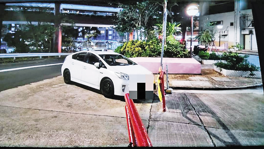 另一位車友負責駕駛消防車，當深夜時份接到求助，開到各大屋苑的道路時被違泊車阻礙，已經是當更的日常了。