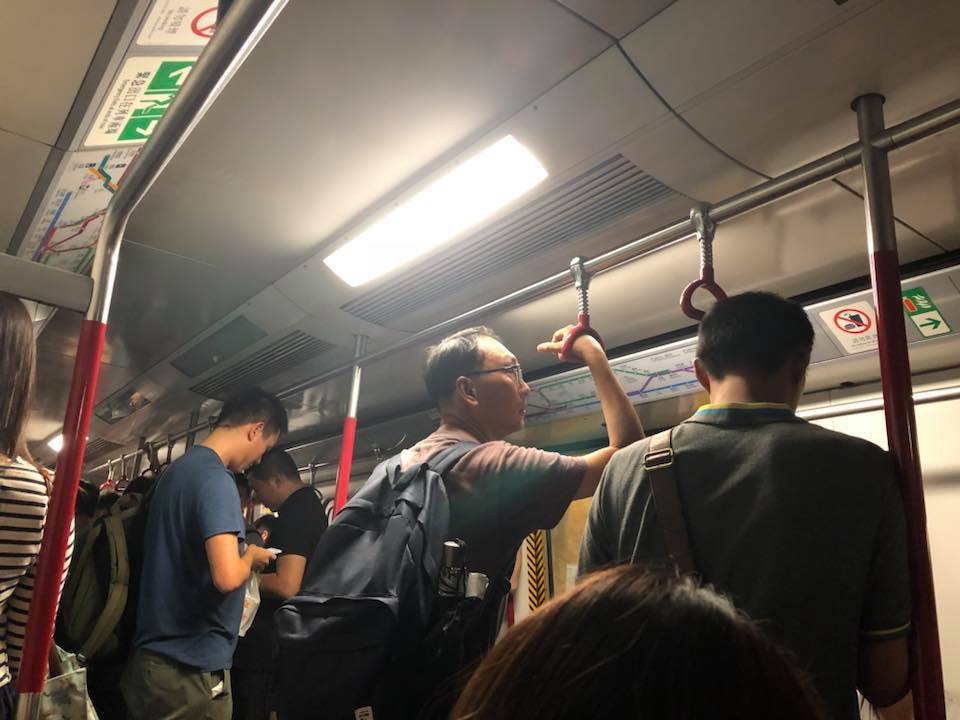 網民指列車在黃大仙站突然故障冷氣中斷。網民Willis Chan圖片