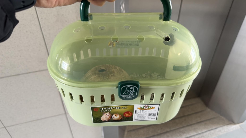 有居於愉翠苑的熱心網民將倉鼠籠拿到車站安置倉鼠。threads@leisure_runner_sam
