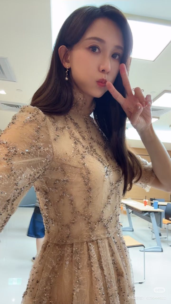 林志玲日前返台出席慈善特賣會，竟被捕獲悄悄現身台大醫院。