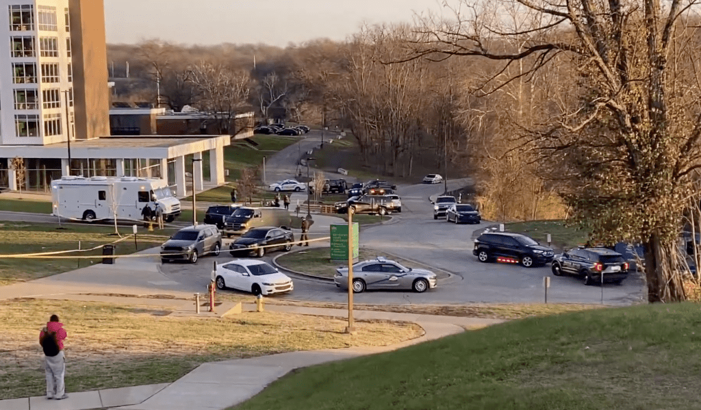 美國肯塔基州立大學(Kentucky State University)周二(9日)下午發生槍擊事件,造成兩名學生一死一重傷,多輛警車到場調查。X@JacobBaker613 美國肯塔基州立大學(Kentucky State University)周二(9日)下午發生槍擊事件,造成兩名學生一死一重傷,多輛警車到場調查。X@JacobBaker613