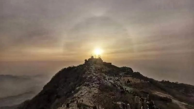 大年初二清晨泰山頂出現冰暈奇觀。