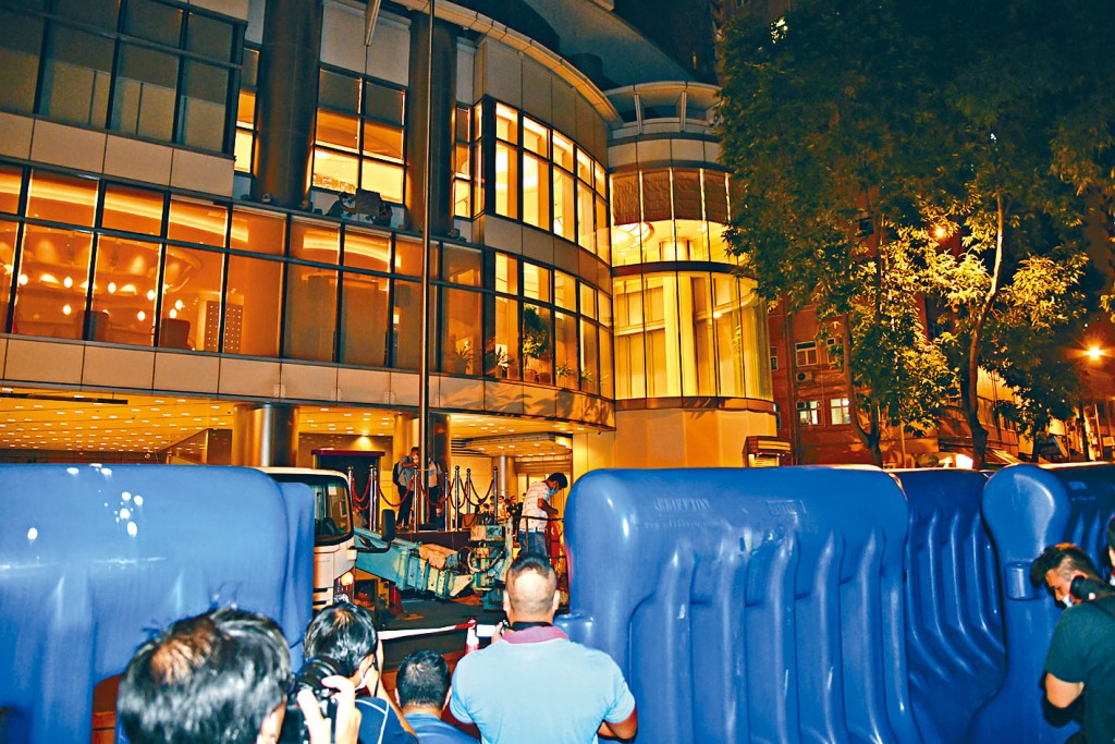 国安公署对出昨晚架起水马阵。　　