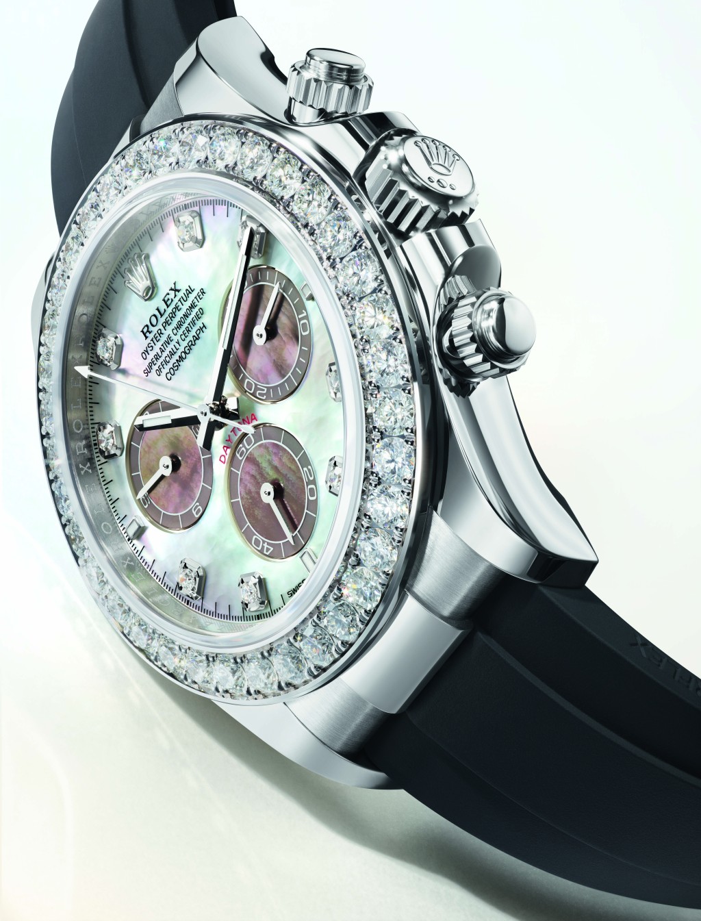 以白色貝母錶盤配襯三個黑色貝母計時小盤構成另類黑白熊貓面，搭配鑽石時刻之外，錶圈亦鑲有36顆鑽石。