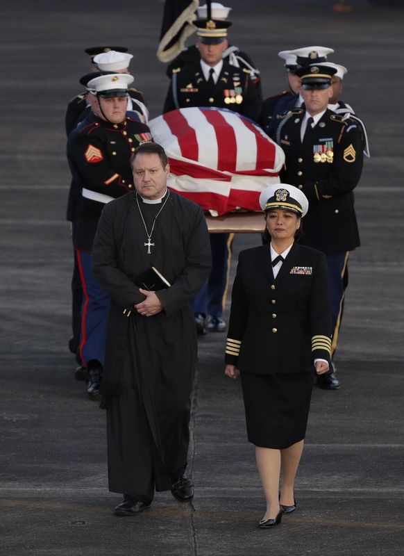仪仗队把盖上国旗的灵柩抬出国家大教堂。AP 
