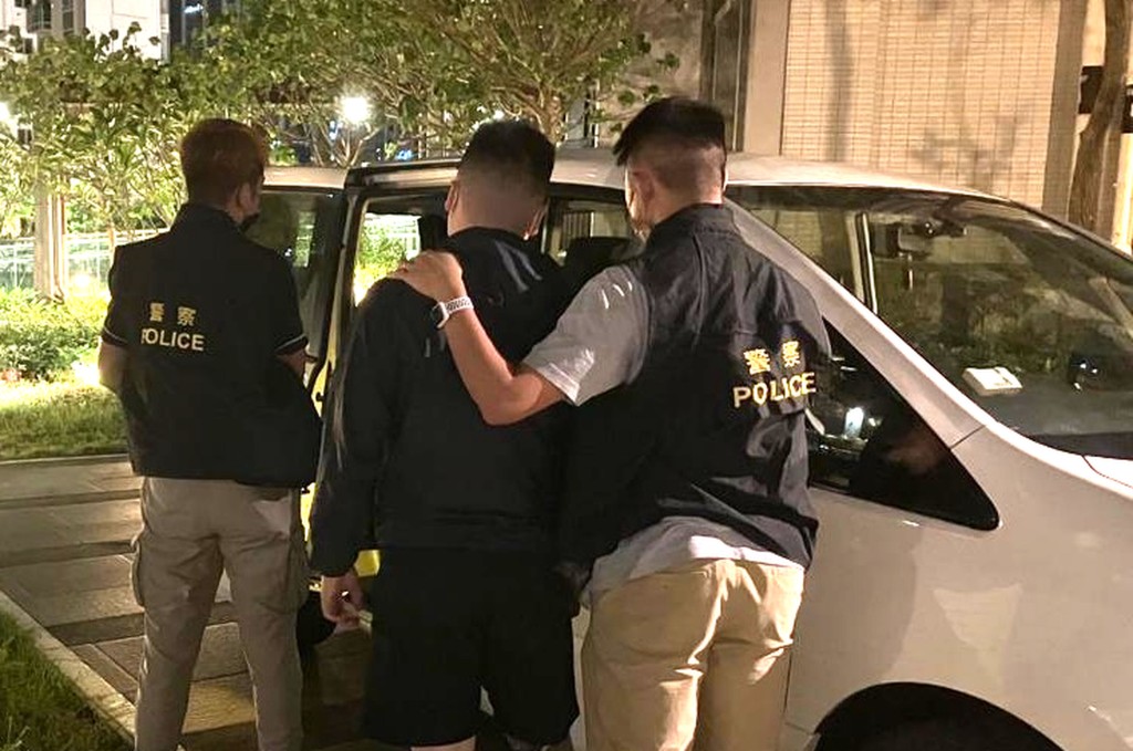 警方將被捕青年帶返警署。