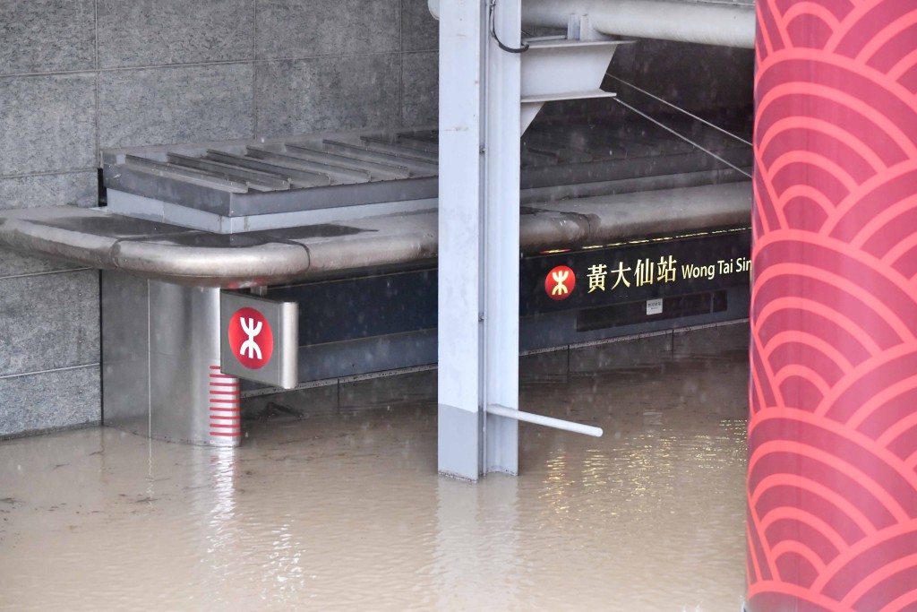 港鐵黃大仙站在去年9月世紀暴雨中水浸，一度要暫停服務。資料圖片