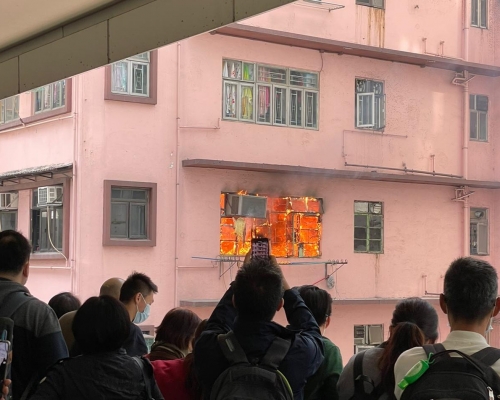 单位火光熊熊，冒出大量浓烟。 孤独过客图片