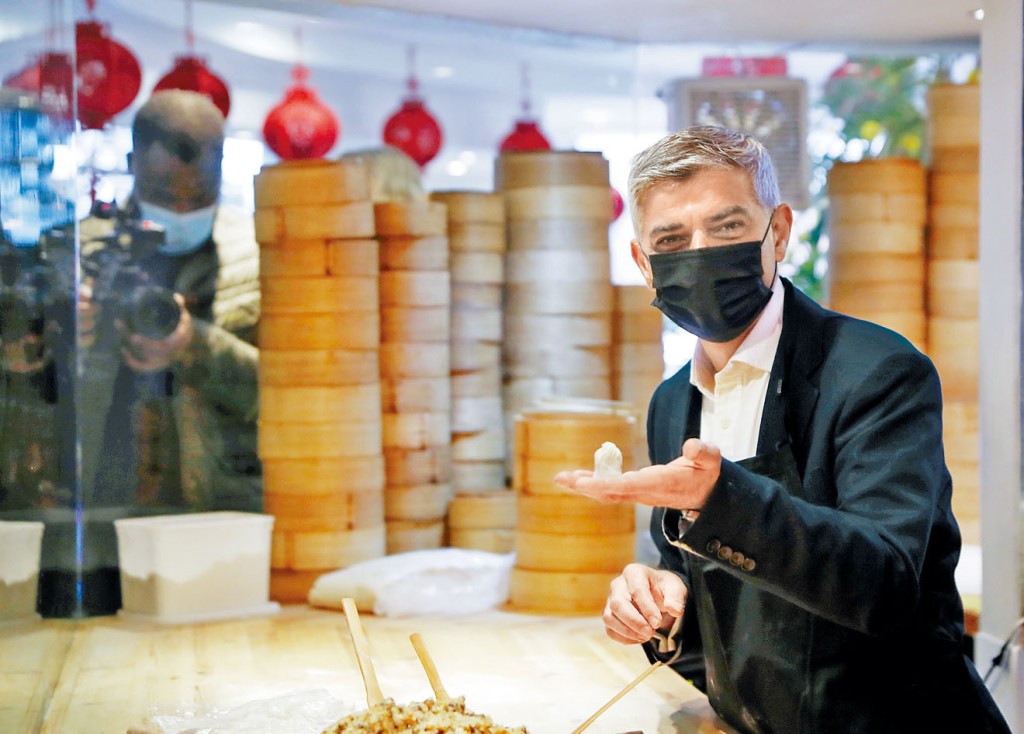 ■伦敦市长简世德早前到唐人街出席活动。