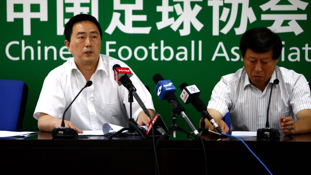 2009年马成全（右）和中国足协新闻官董华举行例行新闻发布会。 新华社