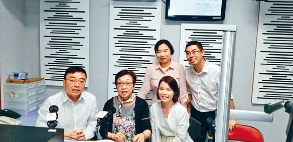 香港幼兒教育人員協會會長兼五邑工商總會張祝珊幼稚園校長周慧珍(前排中)早前獲電台邀請,講述推廣仁愛教育的經驗。