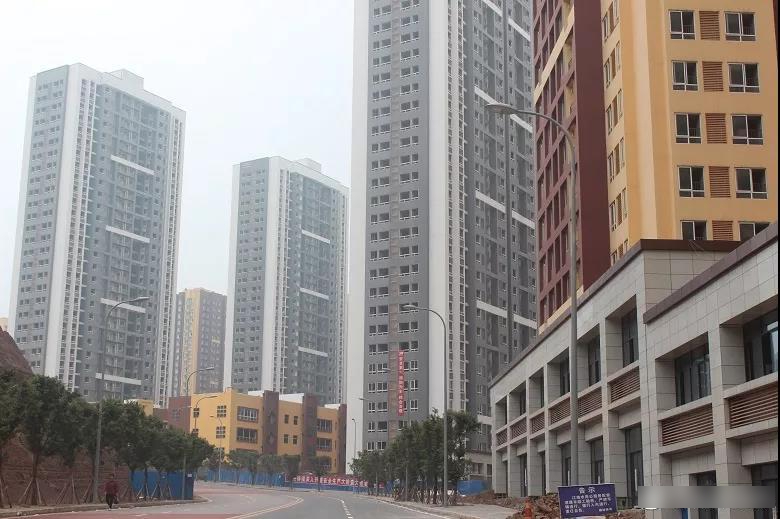 内地的公租房以廉价租予刚入社会的青年人群。图为重庆江南水岸公租房。微博