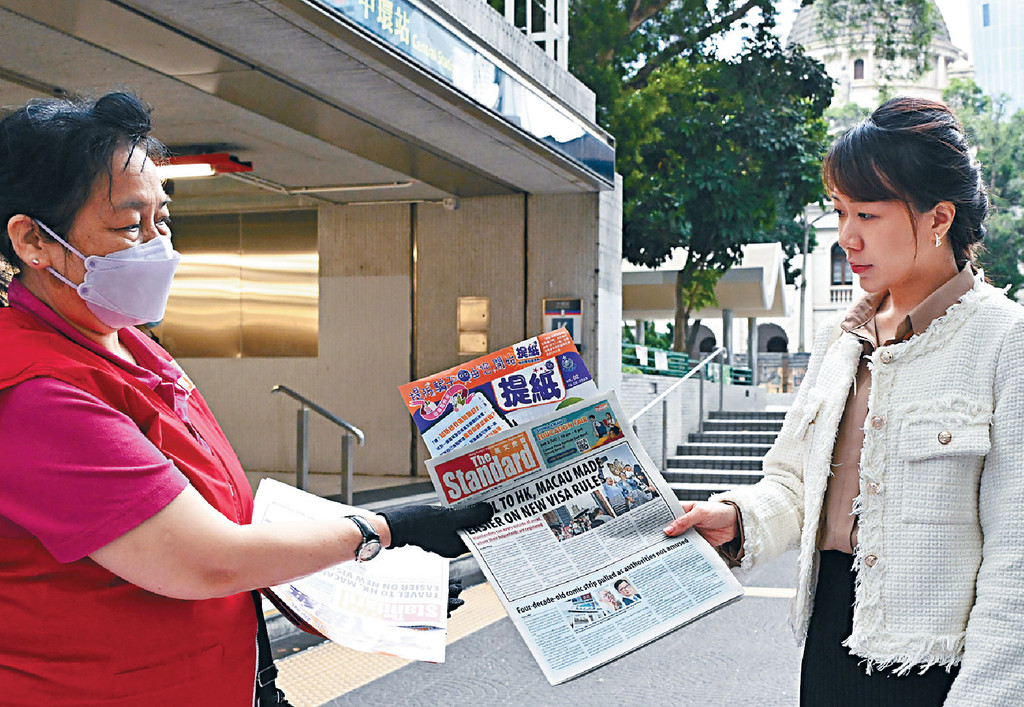 ■市民取閱附送《提紙》的《英文虎報》。

