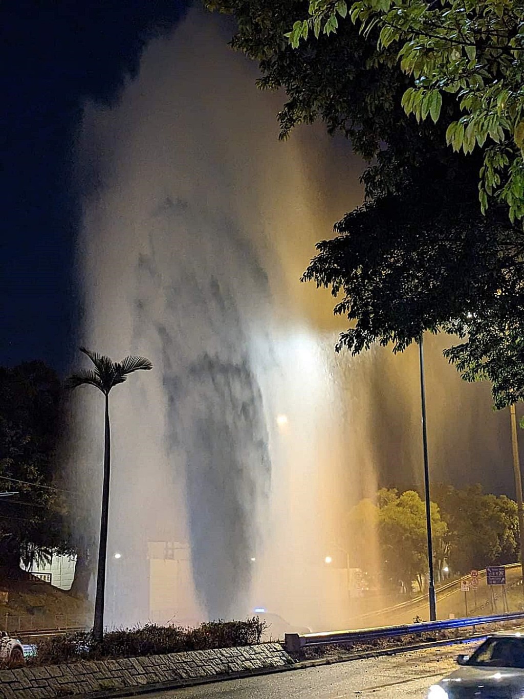 龍門路噴出10米高水柱。fb：車cam L（香港群組）