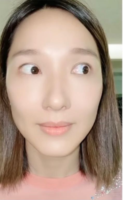 亞男眼睛左右掃視,真係好似木頭人。