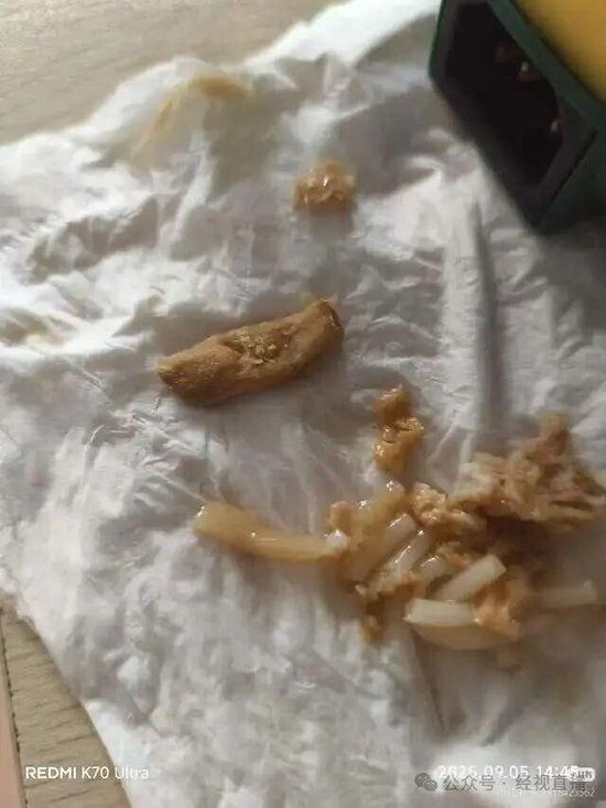 消費者稱在臭寶螺螄粉中吃出疑似煙頭。
